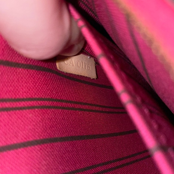 Louis Vuitton Neverfull MM Pochette - Picture 9 of 9